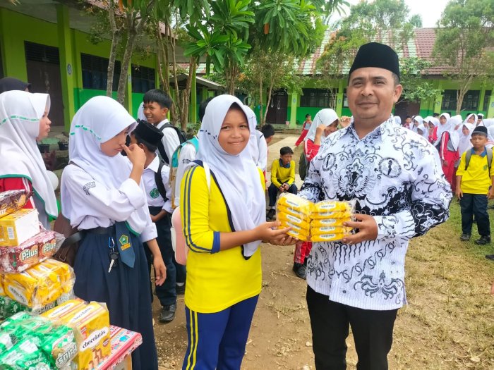 Penutupan Kegiatan HGN 2025 di MTsN 5 Batang Hari Ditandai Pengumuman Pemenang dan Penyerahan Hadiah Penutupan Kegiatan HGN 2025 di MTsN 5 Batang Hari Ditandai Pengumuman Pemenang dan Penyerahan Hadiah